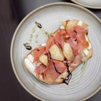 купить Тапас Прошутто Крудо Тапас Прошутто Крудо заказать доставку ROJO ресторан Алматы